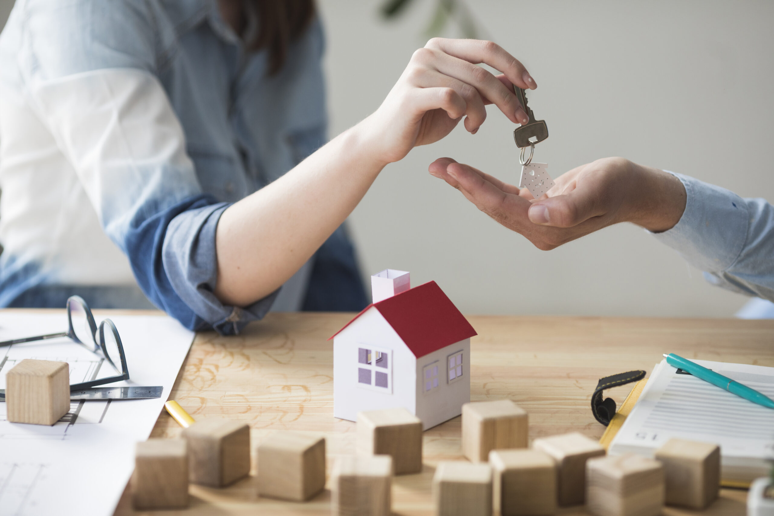Entrega de chave simbolizando a escolha de um seguro residencial ideal